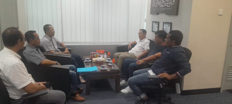 Persatuan Wartawan Indonesia (PWI) Kabupaten Barito Utara melakukan kunjungan silaturahmi ke Bank Rakyat Indonesia (BRI) Cabang Muara Teweh, Jumat, 28 November 2025.(abram/tegak lurus.net)
