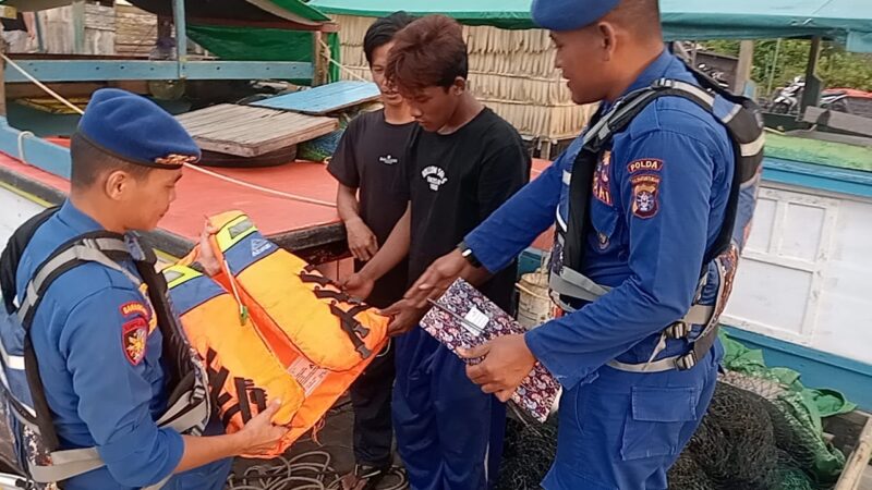 Personel Ditpolairud Polda Kalteng Mako Perwakilan DAS Arut, mengimbau keselamatan pelayaran kepada para nelayan di sekitar Desa Tanjung Putri, Kabupaten Kotawaringin Barat, Sabtu, 29 November 2025 pagi.(Ist/Ditpolairud Polda Kalteng)