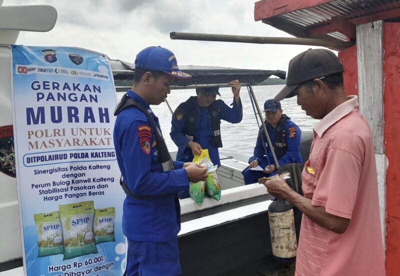 Ditpolairud Polda Kalteng KP XVIII-1004 menjalankan program ketahanan pangan menjual beras murah kepada masyarakat Kecamatan Mentawa Baru Ketapang, Kabupaten Kotawaringin Timur, Minggu, 2 November 2025.(Dok : Ditpolairud Polda Kalteng)
