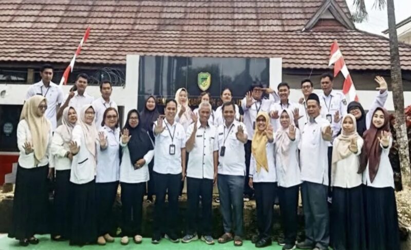Kepala Badan Kesatuan Bangsa dan Politik Barito Utara Rayadi, memberikan pesan penting kepada para anggota Pasukan Pengibar Bendera Pusaka (Paskibraka) 2025 sebagai agen pelopor perubahan.(ist/Badan Kesbangpol Barito Utara) 