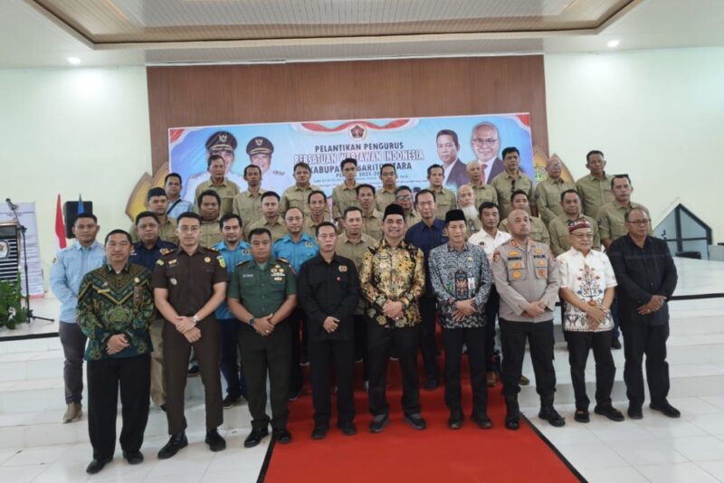 Bupati Barito Utara, Shalahuddin , Sekda Muhlis, dan Forkopimda berfoto bersama pengurus PWI Kabupaten Barito Utara periode 2025-2028 di Muara Teweh, Kamis, 13 November 2025.(abram/tegak lurus.net)  