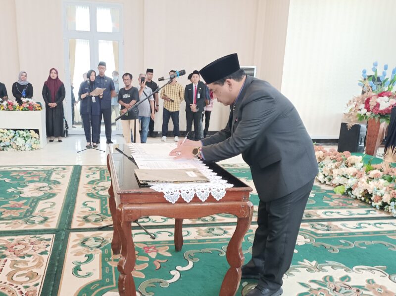 Bupati Barito Utara Shalahuddin menandatangani berita acara pelantikan empat pejabat eselon II di aula rujab bupati, Muara Teweh, Jumat, 14 November 2025.(abram/tegak lurus.net)