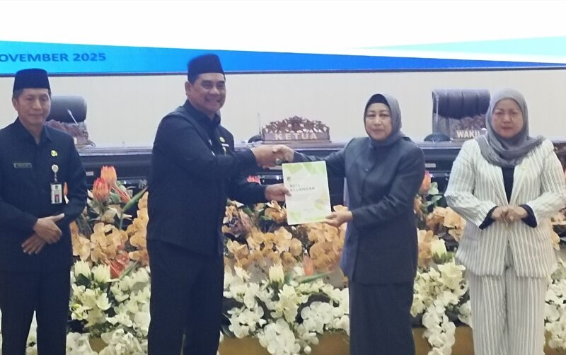 Bupati Barito Utara Shalahuddin didampingi Ketua DPRD Mery Rukaini, usai menyampaikan pidato pengantar Raperda APBD 2026 di ruang sidang DPRD di Muara Teweh, Kamis, 20 November 2025.(abram/tegak lurus.net)