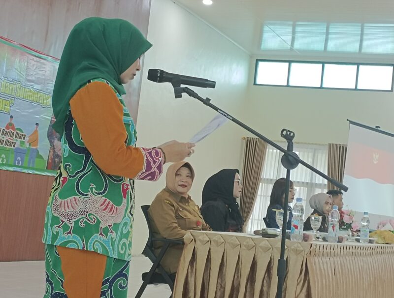 Ketua TP-PKK Barito Utara, Maya Savitri Shalahuddin menyampaikan arahan pada sosialisasi pengelolaan sampah di Muara Teweh, Senin, 24 November 2025.(abram/tegak lurus.net)