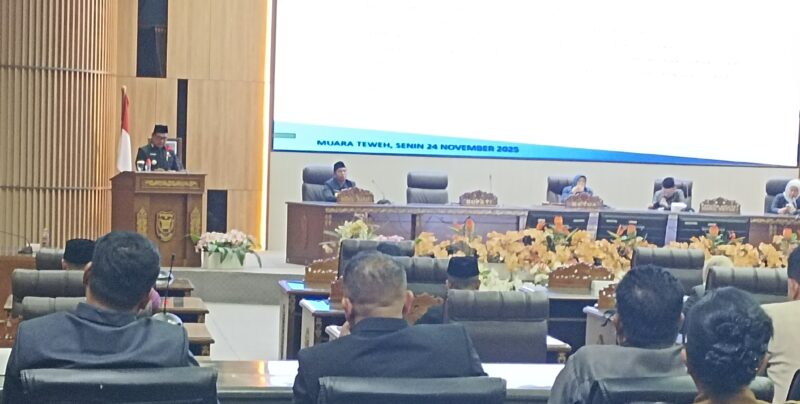 Bupati Barito Utara Shalahuddin menjawab pemandangan umum lima fraksi pendukung DPRD terhadap Rancangan APBD 2026, saat sidang paripurna di Muara Teweh, Senin, 24 November 2025.(abram/tegaklurus.net)