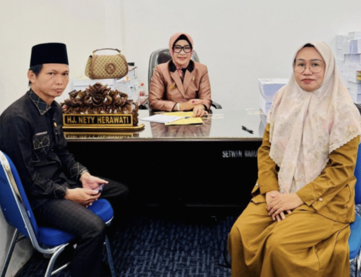 Ketua Komisi I DPRD Barito Utara Nety Herawati dan anggota Patih Herman AB menerima kunjungan kepala PAUD Setia dari Kelurahan Lanjas, Senin, 24 November 2025.(dok)