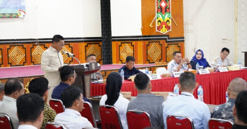 Sinergi Pemkab Murung Raya Bersama Investor. Bupati Heriyus saat membacakan sambutan