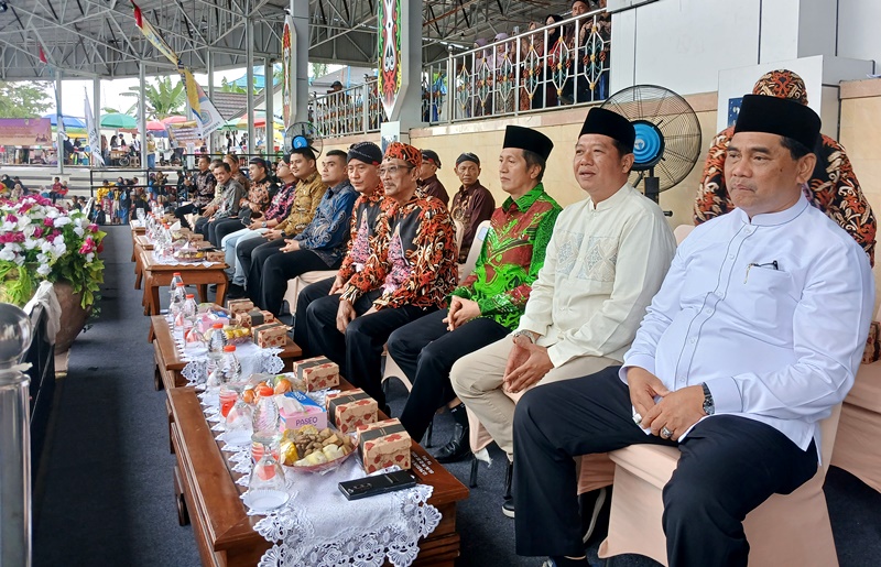 Bupati Barito Utara Shalahuddin didampingi Wakil Bupati Felix SY. Tingan, dan Sekda Muhlis menghadiri pengukuhan Pakuwojo sembilan kecamatan di Barito Utara, di arena Muara Teweh, Minggu, 21 Desember 2025.(Ist/LanaMedia Dayak)