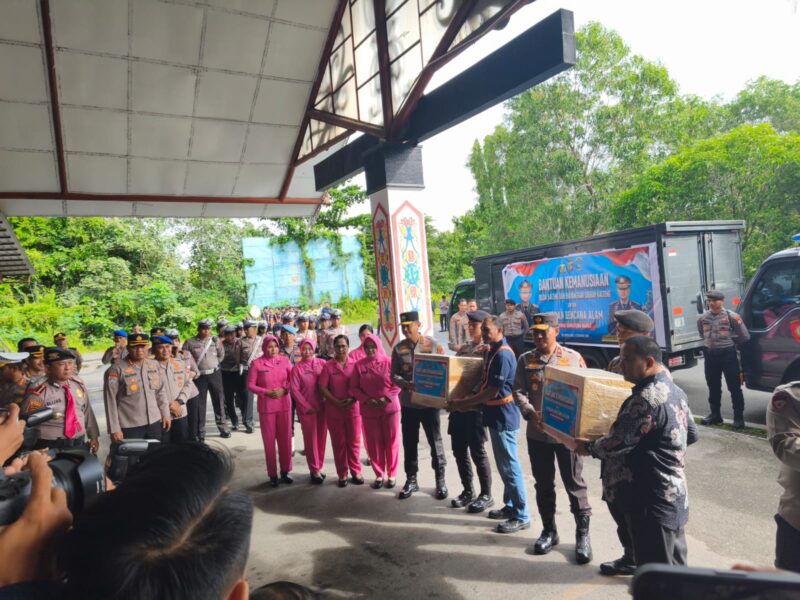 Kapolda Kalteng Irjen Pol Iwan Kurniawan didampingi Dirpolairud Polda Kalteng Kombes Pol Dony Eka Putra, melepas pengiriman logistik untuk warga terkena bencana di Sumatra.(dok : Ditpolairud Polda Kalteng) 