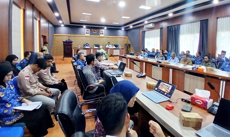 Staf Ahli Bupati Barito Utara, Hery Jhon Setiawan membuka konsultasi  RPPLH di Muara Teweh, Senin, 1 Desember 2025.(abram/tegak lurus.net)