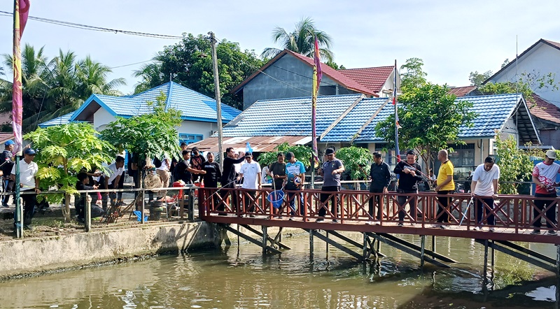 Bupati Barito Utara, Shalahuddin beserta  Forkopimda, sekda dan kepala perangkat daerah memancing ikan di kolam Dinas KPP di Muara Teweh, Jumat, 14 November 2025.(abram/tegak lurus.net)  