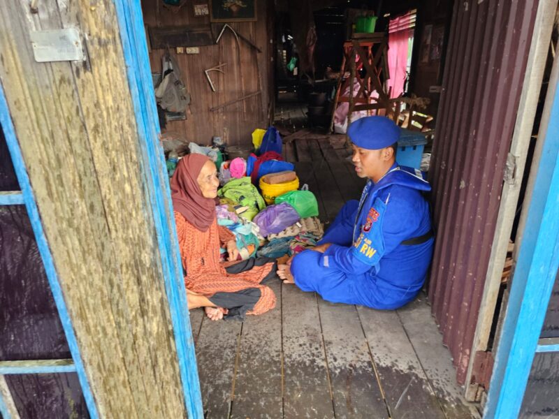 Ditpolairud Polda Kalteng KP XVIII-2007, memberikan bantuan sosial kepada masyarakat yang membutuhkan di DAS Kapuas, Rabu (3/12/2025) siang.(ist/Ditpolairud Polda Kalteng)