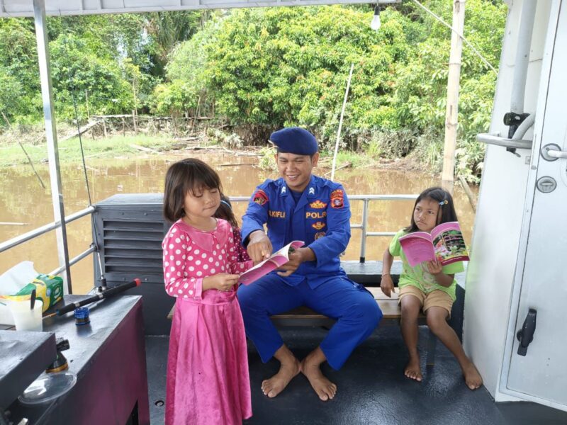 Anak-anak DAS Mentaya, Kabupaten Kotim mengunjungi Kapal Melek Huruf (KMH) KP XVIII -2005 Ditpolairud Polda Kalteng, Kamis, 4 Desember 2025.(ist/Ditpolairud Polda Kalteng)