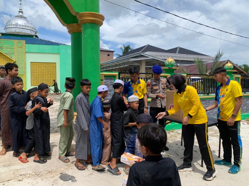 Ditpolairud Polda Kalteng menggelar kegiatan sosial bertajuk Jumat Berkah dengan membagikan kotak nasi kepada jamaah Masjid Raudlatul Jannah, Sampit, Jumat (5/12/2025).(Dok : Ditpolairud Polda Kalteng) 