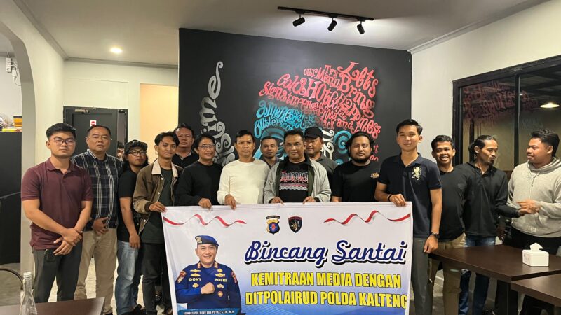Hubungan kemitraan insan pers dengan Direktorat Polisi Air dan Udara (Ditpolairud) Polda Kalteng makin harmonis. Kedua pihak menggelar bincang  santai di Cafe 9, Jalan Ahmad Yani, Sampit, Jumat, 5 Desember 2025 sekitar pukul 19.30 WIB.(ist/Ditpolaitud Polda Kalteng) 