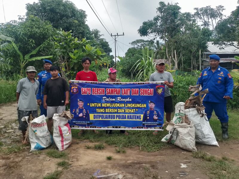 Aksi bersih sungai dilakukan oleh personel Ditpolairud Polda Kalteng  Mako Perwakilan DAS Kahayan Bahaur, Senin, 8 Desember 2025.(dok/Ditpolairud Polda Kalteng) 