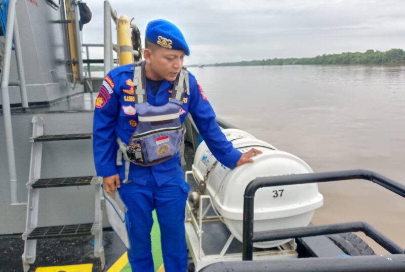 Personel Ditpolairud Polda Kalteng  Kapal Polisi XVIII-2002 mengecek rutin alat keselamatan di atas kapal-kapal yang beroperasi di DAS Kahayan, Kabupaten Pulang Pisau, Rabu, 10 Desember 2025.(Dok : Ditpolairud Polda Kalteng)
