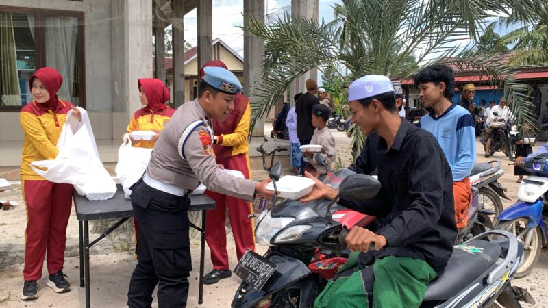 Personel Ditpolairud Polda Kalteng melaksanakan kegiatan berbagi nasi kotak kepada para jamaah di Masjid Al Amin Bapeang, Sampit, Jumat, 12 Desember 2025.(foto : Ditpolairud Polda Kalteng)