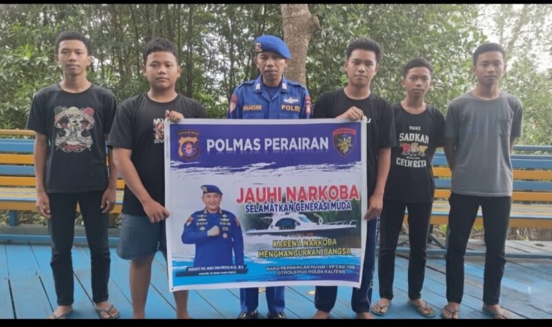 Personel Ditpolairud Polda Kalteng menyampaikan bahaya narkoba dan eksesnya secara detail kepada para remaja di DAS Kumai, Kabupaten Kotawaringin Barat, Sabtu (13/12/2025).(dok/Ditpolairud Polda Kalteng)