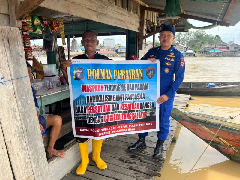 Personel Ditpolairud Polda Kalteng bertugas di DAS Kahayan mengedukasi warga agar waspada terhadap terorisme dan radikalisme anti Pancasila, Selasa, 16 Desember 2025.(Foto : Ditpolairud Polda Kalteng)
