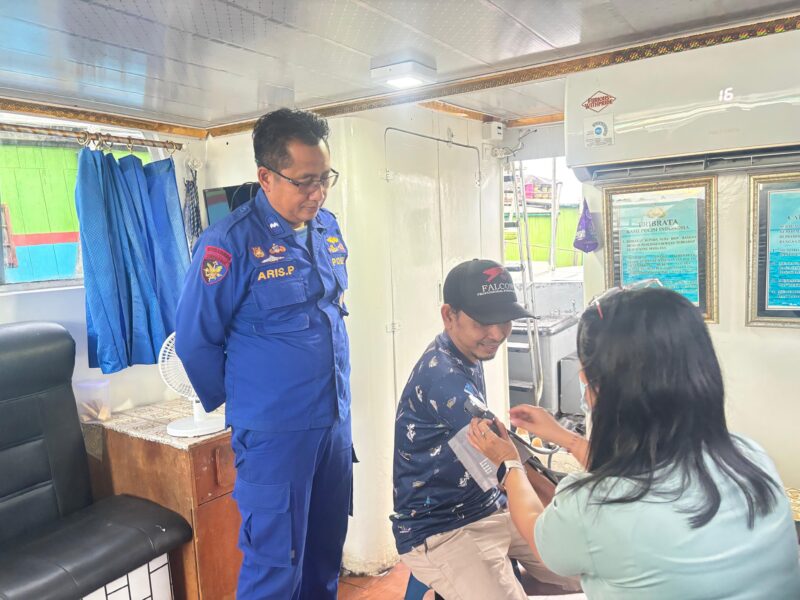 Ditpolairud Polda Kalteng menggelar Program JALUR (Jelajah Buntok untuk Rakyat) dengan menghadirkan Klinik Terapung,  memberikan layanan kesehatan gratis bagi masyarakat pesisir di kawasan Pelabuhan Pasar lama, Kabupaten Barito Selatan, Rabu, 17 Desember 2025.(Dok Ditpolairud Polda Kalteng) 