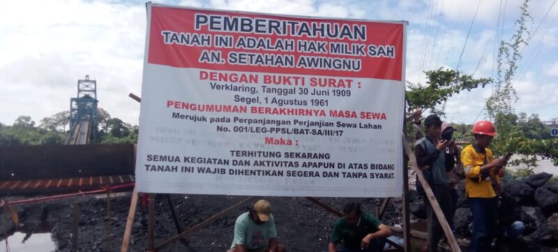 Portal yang didirikan Setahan Awingnu beserta pemberitahuan supaya perusahaan berhenti beraktivitas di lahan miliknya.(Foto : Dok Pribadi)