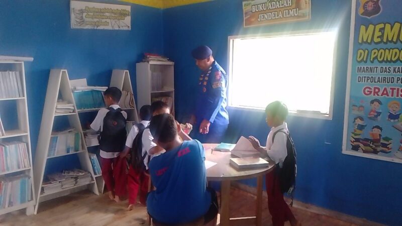 Anak-anak pesisir DAS Kahayan menyalurkan minat membaca di Pondok Baca Melek Huruf Ditpolairud Polda Kalteng, Kamis, 18 Desember 2025.(dok/Ditpolairud Polda Kalteng) 