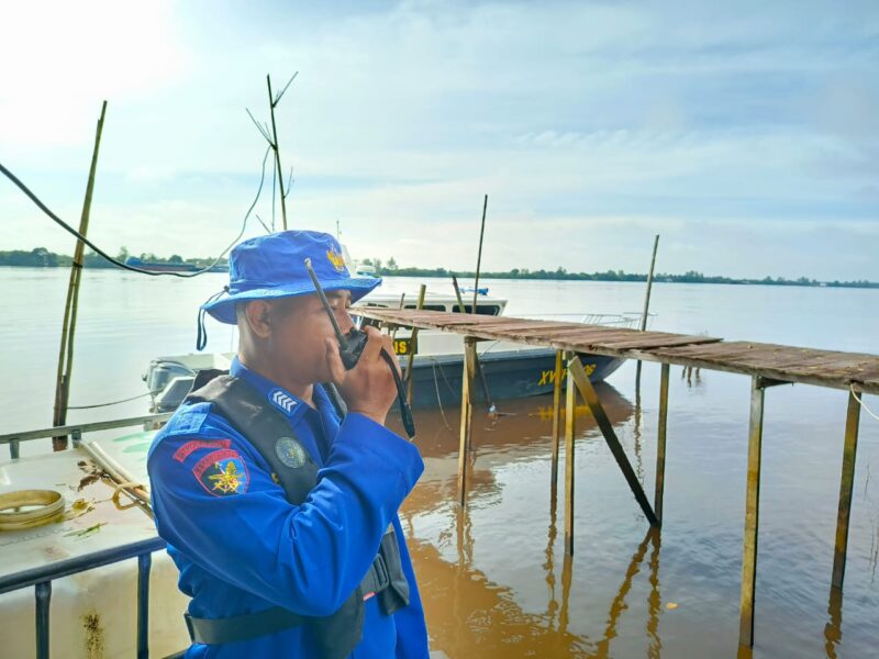 Ditpolairud Polda Kalteng jajaran Kapal Polisi XVIII-2006, terus menyampaikan pesan melalui Radio Very High Frequency (VHF) Channel 16 di DAS Mentaya, Bagendang, Kotawaringin Timur (Kotim), Sabtu, 20 Desember 2025 pagi.(Foto : Dok Ditpolairud Polda Kalteng)