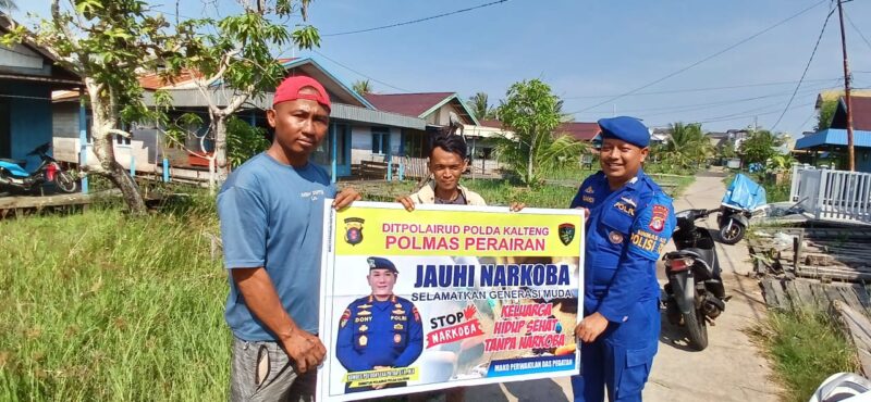 Personel Ditpolairud Polda Kalteng Kapal Polisi XVIII-1002 DAS Katingan, mengedukasi masyarakat pesisir soal bahaya narkoba di Desa Pegatan, Kabupaten Katingan, Selasa, 23 Desember 2025 pagi.(foto : Ditpolairud Polda Kalteng)