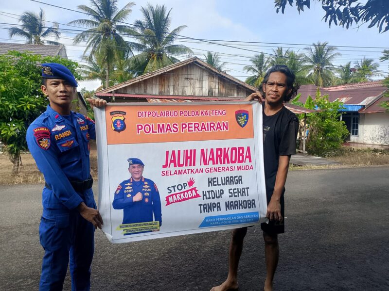Guna mencegah potensi gangguan kamtibmas, personel Ditpolairud Polda Kalteng mengimbau masyarakat menjauhi narkoba di DAS Seruyan, Rabu, 24 Desember 2025.(dok/Ditpolairud Polda Kalteng)
