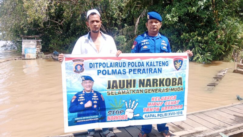 Personel Ditpolairud Polda Kalteng, meminta masyarakat DAS Teweh, Kabupaten Barito Utara menjauhi narkoba, Jumat (26/12/2025).(ist/Ditpolairud Polda Kalteng)