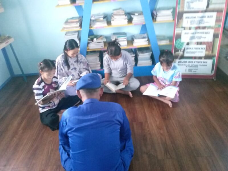 Anak-anak Desa Palangkau Lama, Kabupaten Kapuas, memanfaatkan waktu libur dengan melakukan kunjungan edukatif di Mako Perwakilan Palangkau Lama Ditpolairud Polda Kalteng, Jumat, 26 Desember 2025.(Foto : Ditpolairud Polda Kalteng) 