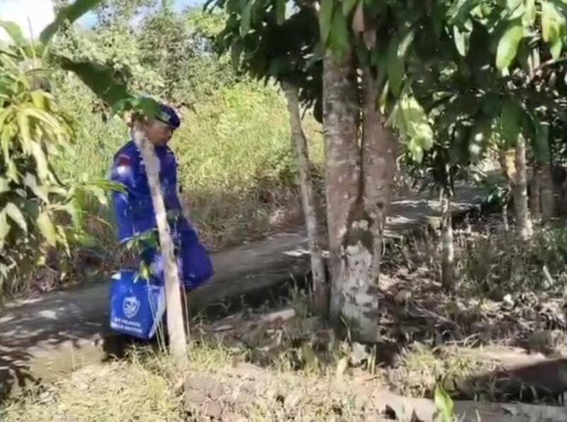 Personel Ditpolairud Polda Kalteng Mako Perwakilan DAS Kahayan Bahaur memberikan bansos kepada masyarakat Desa Tanjung Perawan, Kabupaten Pulang Pisau, Minggu, 28 Desember 2025.(Ist/Ditpolairud Polda Kalteng)