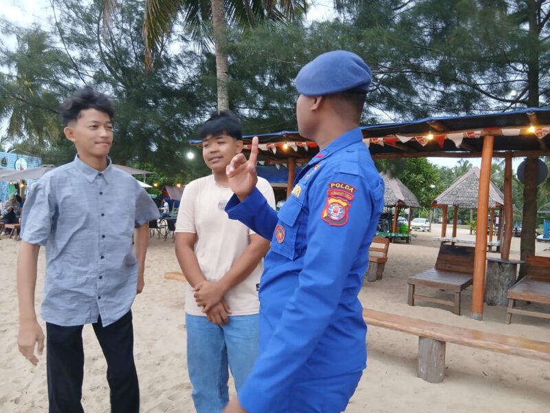 Personel Ditpolairud Polda Kalteng Mako Perwakilan DAS Arut, mengimbau dan melarang masyarakat membuang sampah ke sungai di Desa Tanjung Putri, Kabupaten Kotawaringin Barat, Senin, 29 Desember 2025 pagi.(ist/Ditpolairud Polda Kalteng)
