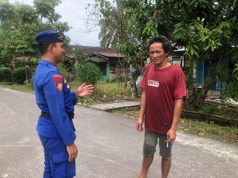 Polisi RW Kp XVIII-2005 Ditpolairud Polda Kalteng menyambangi warga di DAS Mentaya, Kabupaten Kotim, Senin, 29 Desember 2025.(foto : Ditpolairud Polda Kalteng) 