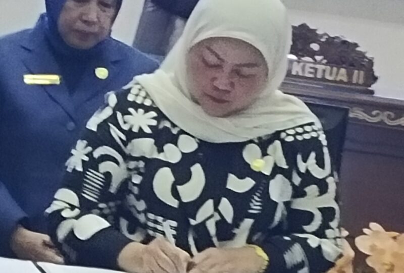 Wakil Ketua II DPRD Barito Utara/PDIP Henny Rosgiaty Rusli.(hersan/tegak lurus.net) 
