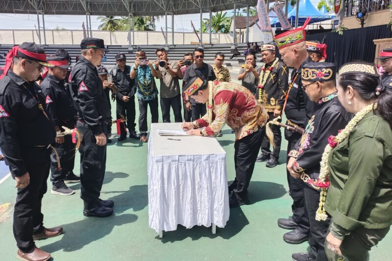Bupati Barito Utara, Shalahuddin membubuhkan tanda tangan sebagai saksi pada berita acara pelantikan pengurus BATAMAD Barito Utara 2025-2030 di Muara Teweh, Kamis, 4 Desember 2025.(abram/tegak lurus.net)