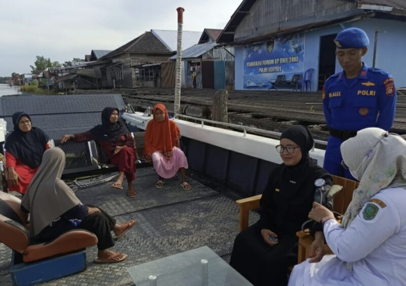 Klinik Terapung Ditpolairud melaksanakan pemeriksaan kesehatan gratis bagi warga Kelurahan Bereng, Kabupaten Pulang Pisau, Jumat, 5 Desember 2025.(Foto/Ditpolairud Polda Kalteng)