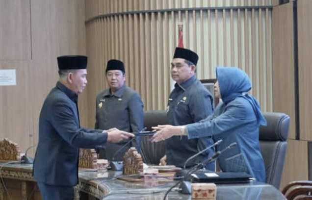 Hasrat menyerahkan pemandangan umum Fraksi Aspirasi Rakyat, pada sidang paripurna, Jumat, 21 November 2025. (Foto : capture Patra Indonesia.Com)  