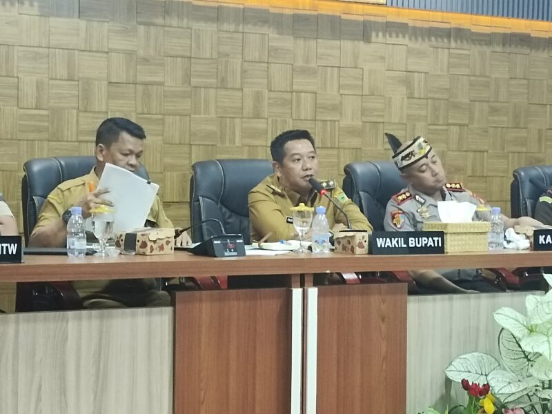 Wakil Bupati Barito Utara, Felix Sonadie Y. Tingan didampingi Kapolres AKBP Singgih Febiyanto dan Asisten Sekda Bahrum P. Girsang.(melki/tegak lurus.net)