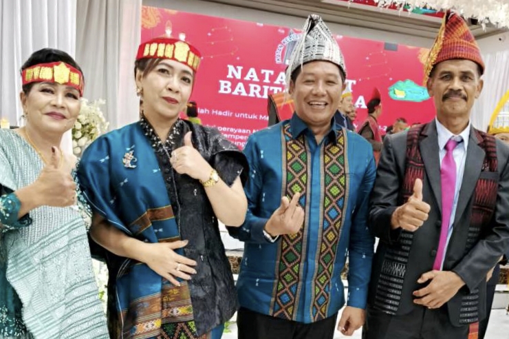Wakil Bupati Barito Utara, Felix SY. Tingan didampingi istri sekaligus Ketua GOW Mira Apriyantinada, menghadiri Perayaan Natal Ikatan Keluarga Batak Toba Kabupaten Barito Utara  2025 di Balai Antang, Muara Teweh, Minggu, 14 Desember 2025 malam.(Foto : BATARASATU) 
