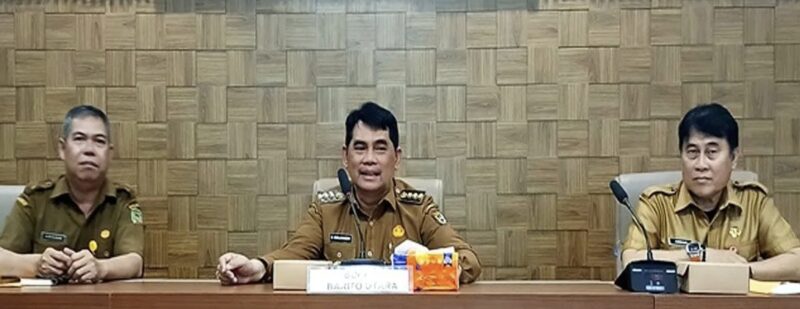 Bupati Barito Utara Shalahuddin, mengikuti rapat koordinasi virtual pengendalian inflasi dipimpin Mendagri Tito Karnavian dari IPDN Jatinangor, Jawa Barat  Senin, 27 Oktober 2025.(Diskominfosandi Barito Utara)  