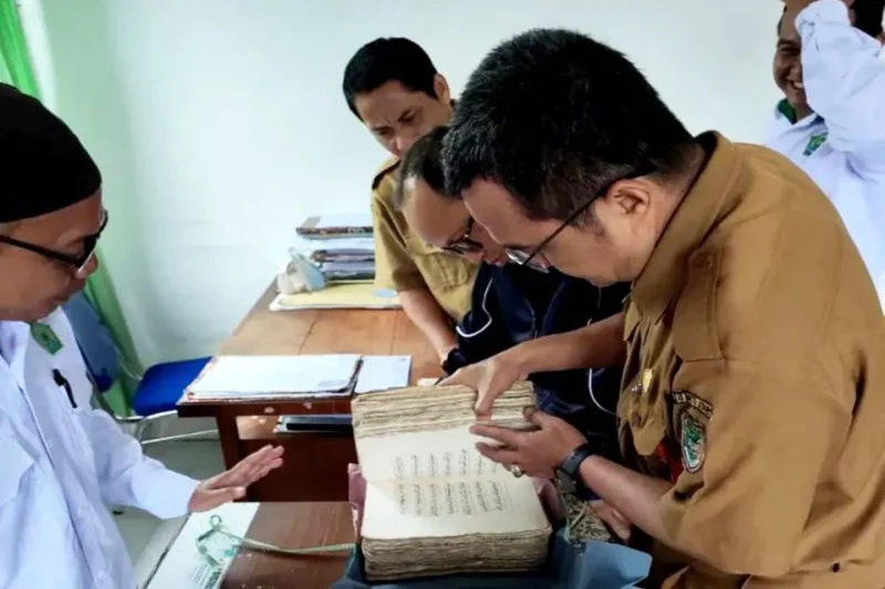 Naskah kuno bersejarah Al- Qur'an tulisan tangan lengkap dengan terjemahannya, hasil karya almarhum Muhammad Tasin, seorang ulama dan penulis lokal di Muara Teweh, Senin, 6 Oktober 2025.(dok)