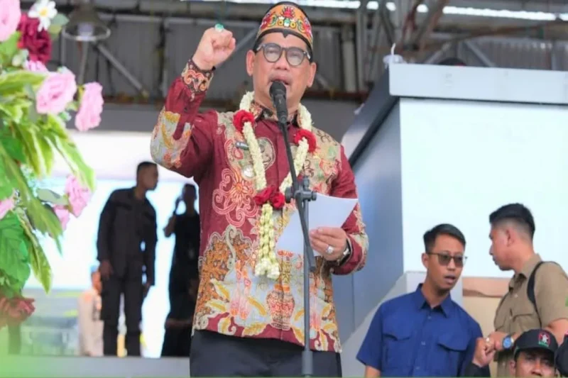 Bupati Barito Utara Shalahuddin menyampaikan pidato pada pelantikan dan pengukuhan pengurus Batamad di Muara Teweh, Kamis, 4 Desember 2025.(Diskominfosandi)  