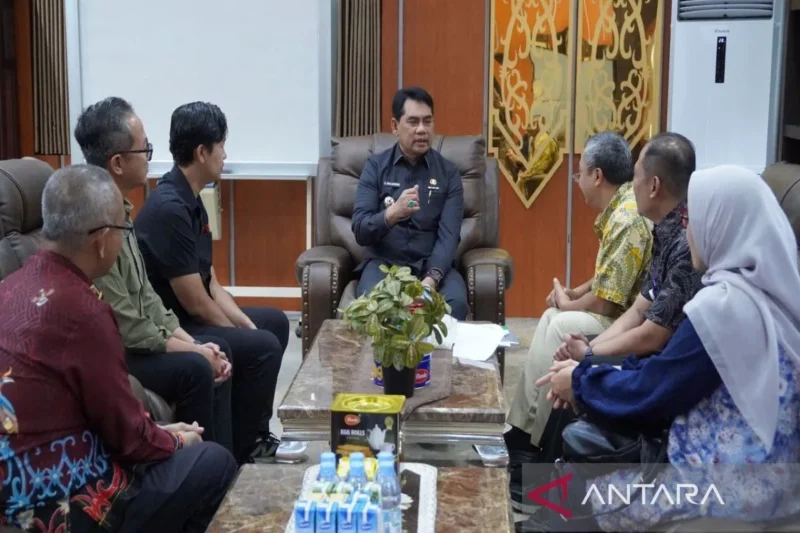 Pemkab Barito Utara dengan Deputi Direksi Wilayah VIII BPJS Kesehatan, Anurman Huda, memperkuat sinergi dan optimalisasi penyelenggaraan Program Jaminan Kesehatan Nasional (JKN), Senin, 24 November 2025.(Foto : Diskominfosandi Barito Utara)