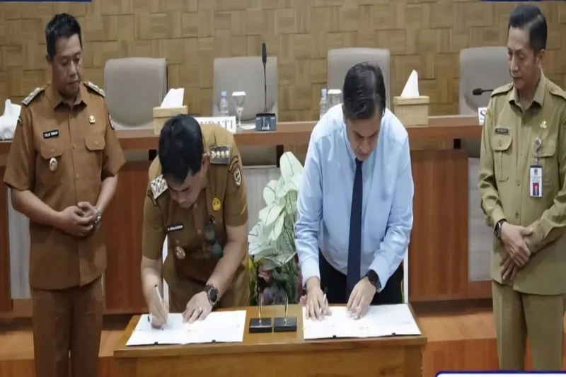 Bupati Barito Utara Shalahuddin dan Kepala Kejaksaan Negeri Barito Utara Fredy F. Simanjuntak, menandatangani kerja sama penguatan penegakan hukum dan optimalisasi PAD di Muara Teweh, Selasa, 11 November (2025.(Diskominfosandi Barito Utara)  