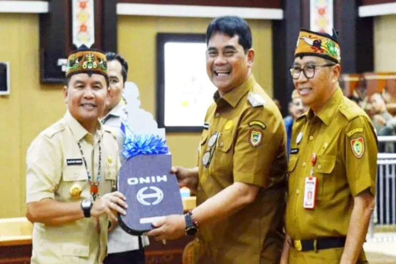 Bupati Barito Utara Shalahuddin secara simbolis menerima hibah sarpras pengelolaan sampah dari Gubernur Kalteng Agustiar Sabran, Selasa, 21 Oktober 2025.(Diskominfosandi Barito Utara)