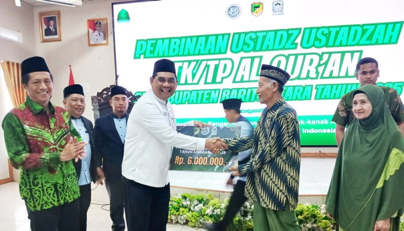 Bupati Barito Utara Shalahuddin, didampingi Sekda Muhlis  menyerahkan secara simbolis insentif tahun 2025 kepada para ustadz dan ustadzah di Muara Teweh, Minggu, 21 Desember 2025.(Istimewa) 