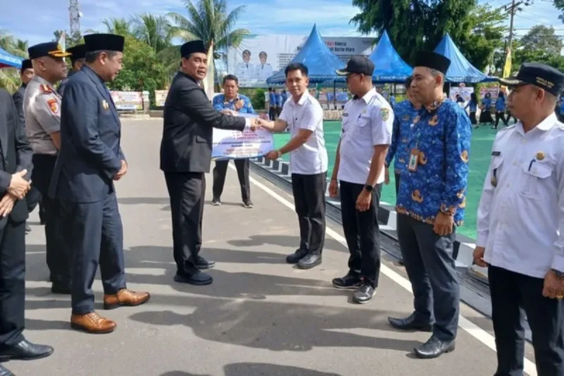 Bupati Barito Utara Shalahuddin menyerahkan hibah kepada BPBD, seusai apel,  Rabu, 3 Desember 2025.(Diskominfosandi) 
