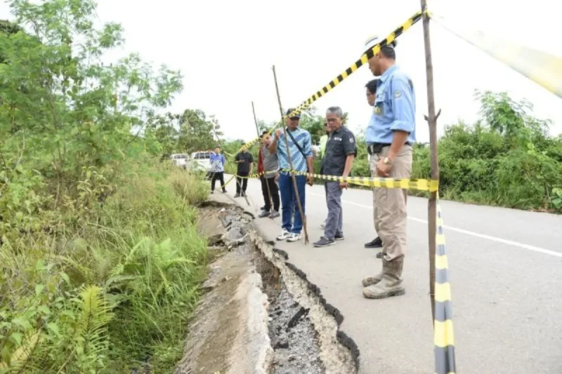 Bupati Barito Utara Shalahuddin  mengecek jalan rusak dari Kilometer (Km) 34 menuju Benangin, ibu kota Kecamatan Teweh Timur, Kamis, 20 November 2025.(Diskominfosandi Barito Utara) 